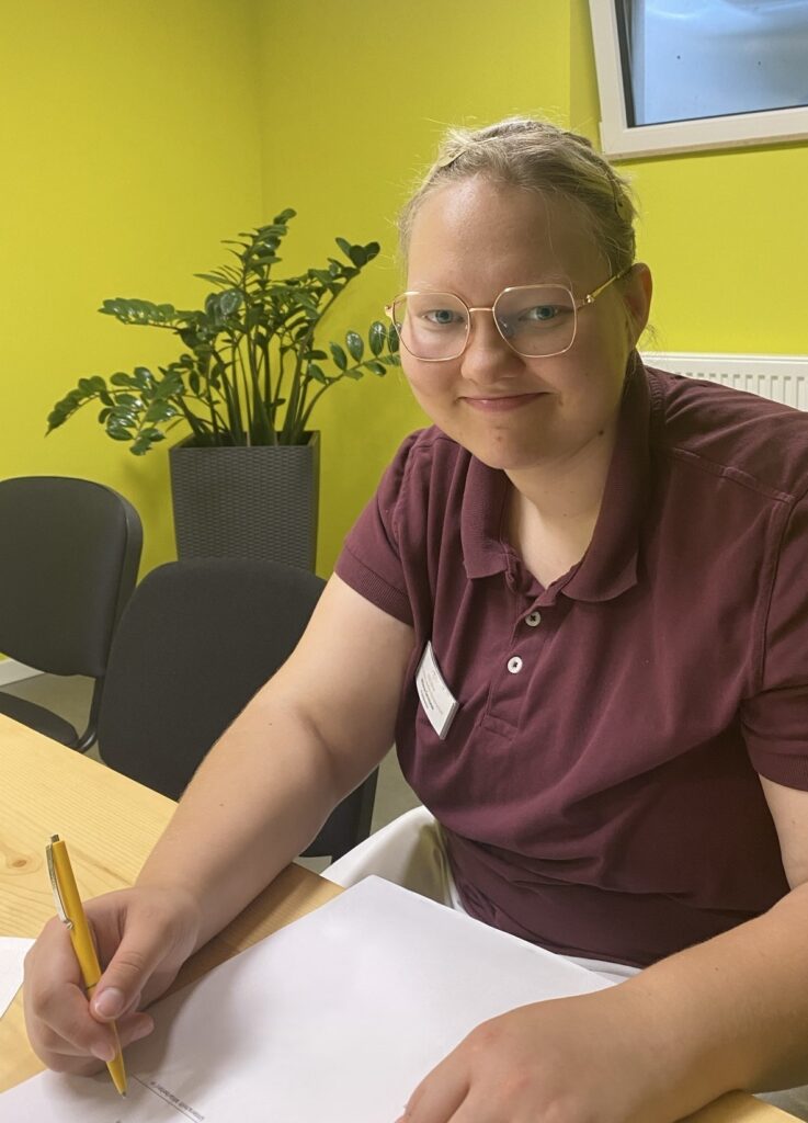 Frau Cerniseva unterschreibt ihren Arbeitsvertrag
